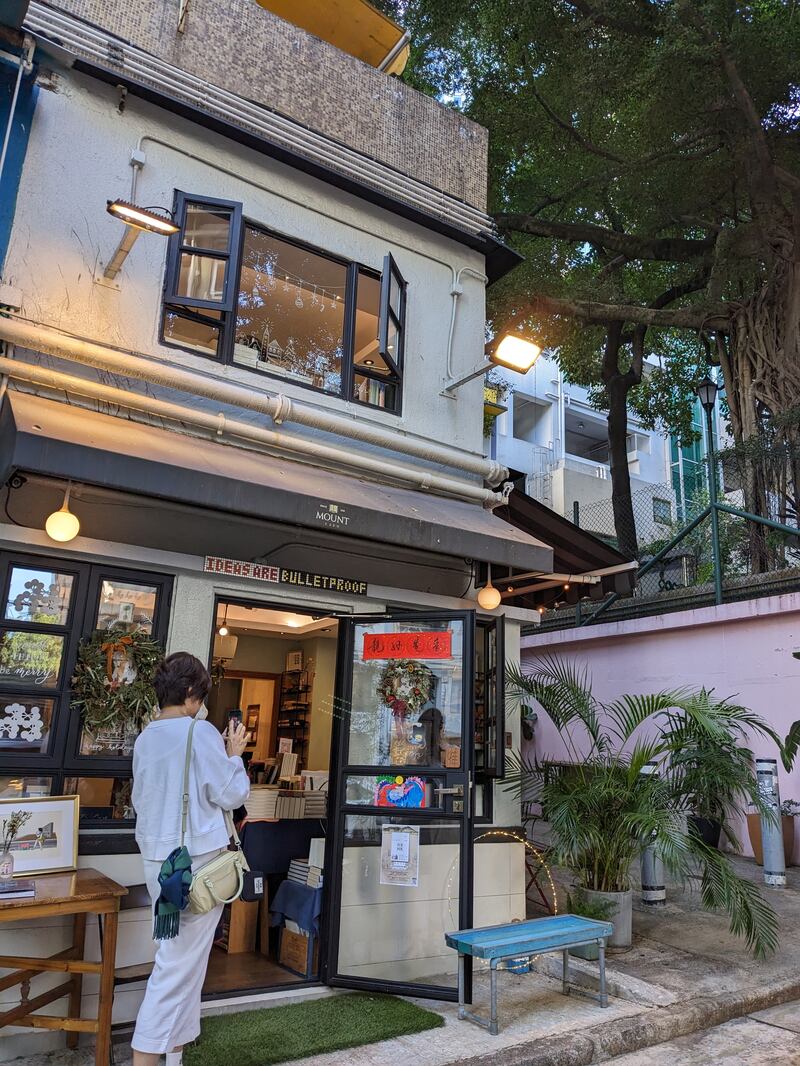 莎朗希望在香港也可以經營像日本惠文社書店的小書店。她看了很多店址，都不滿意，直至有一天，來到近著荷李活道的太平山街的盡頭，見到一幢兩層高的小小舊樓，便有一種終於找到了的感覺。（作者提供）