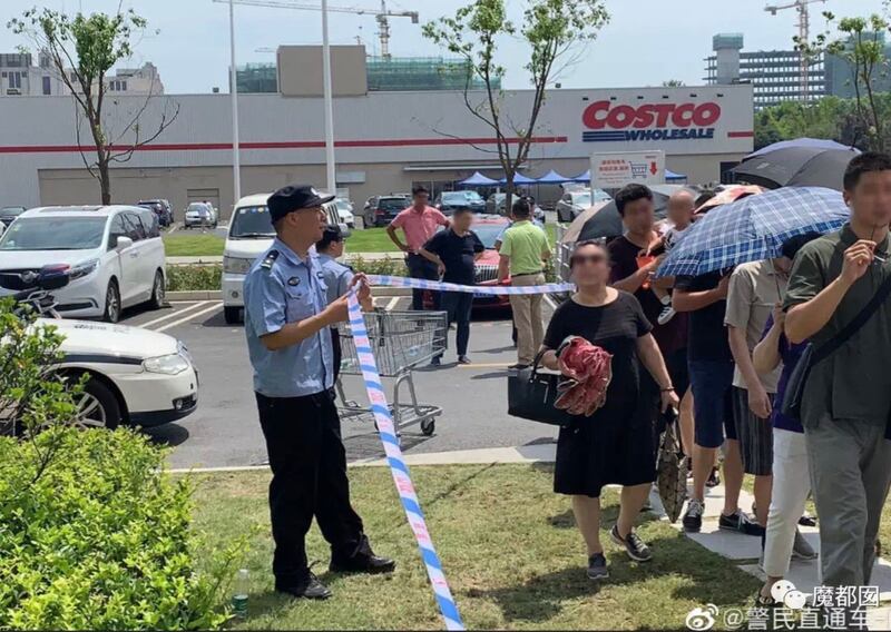 2019年8月27日，开市客（Costco）开店当天，保安员正在疏导人流。（微博图片/乔龙提供）
