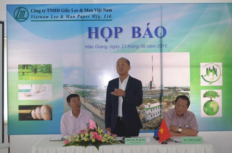 Ông Tụng Vi Phú – Tổng Giám đốc Công ty TNHH Giấy Lee – Man Việt Nam thuyết trình về hệ thống xử lý nước thải của công ty tại buổi họp báo.