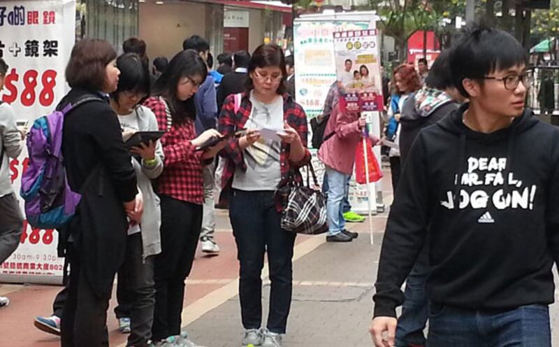 2015年2月23日，有年輕人即場響應，在義工協助下登記做選民，成為“首投族”。（粵語組林靜攝）