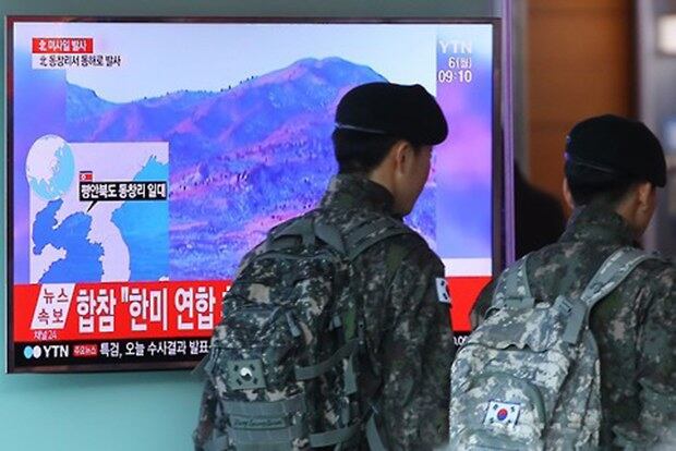 북한이 동해상으로 탄도미사일을 발사한 6일 오전 서울역 대합실에서 군인들이 관련 뉴스가 나오는 텔레비전 앞을 지나가고 있다. 