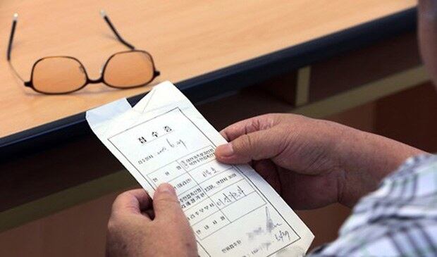 다음 달 예정된 이산가족 상봉의 1차 후보자가 발표된 지난 9일 서울 중구 소파로 대한적십자사 이산가족민원실에서 황해도 장연군이 고향인 백호(83) 어르신이 6·15 남북정상회담 직후인 2000년 6월 27일 접수했던 이산가족 상봉 신청 접수증을 수첩에서 꺼내 펼쳐 보이고 있다. 