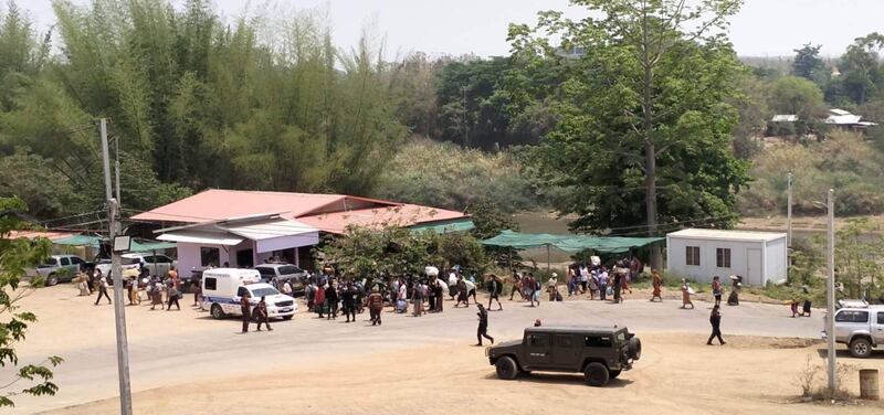 ကရင်နယ်ခြားစောင့်တပ် (BGF) နှင့် ကရင်အမျိုးသား လွတ်မြောက်ရေးတပ်မတော် (KNLA) တိုက်ပွဲများကြောင့် ထိုင်းနိုင်ငံဘက်သို့ ထွက်ပြေးတိမ်းရှောင်နေကြရသည့် ရွှေကုက္ကိုဒေသခံများအား ၂၀၂၃ ခုနှစ်၊ ဧပြီလ ၅ ရက်နေ့က တွေ့ရစဉ်။ (Photo: Citizen Journalist)