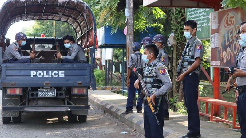 ရခိုင်ပြည်နယ် စစ်တွေမြို့မှ ရဲတပ်ဖွဲ့ဝင်တွေတချို့အား တွေ့ရစဥ်။ (Photo: RFA)