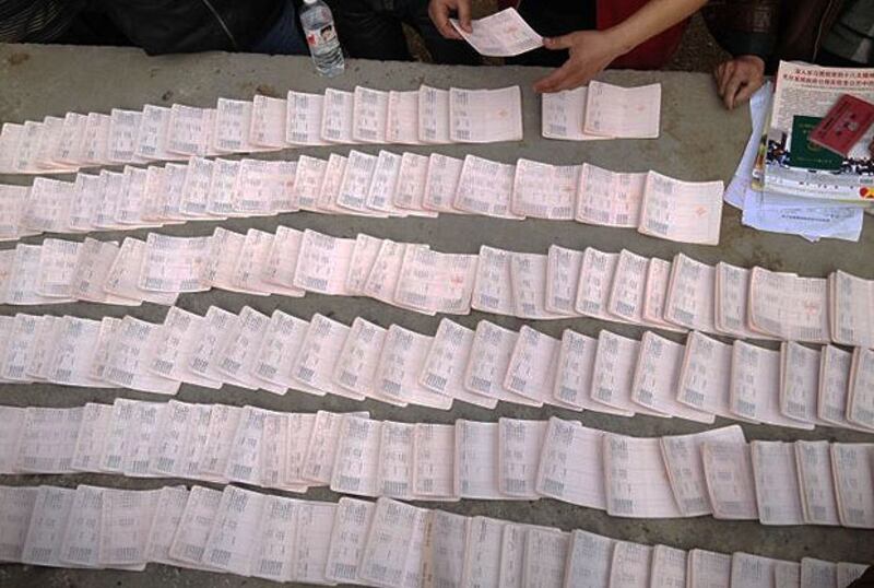 2013年初,槐寨村村民發現村支書侵吞四百多名村民的低保款,涉及的村民公開銀行存款簿,證明從無獲得相關補助。(村民吳先生提供)