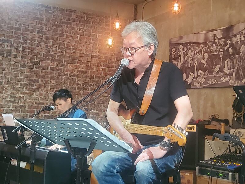 酒吧東主兼音樂會結他手徐永賢移民來台9年,他表示台灣沒有紅線,對創作而言極好的空間。(李榮添 攝)