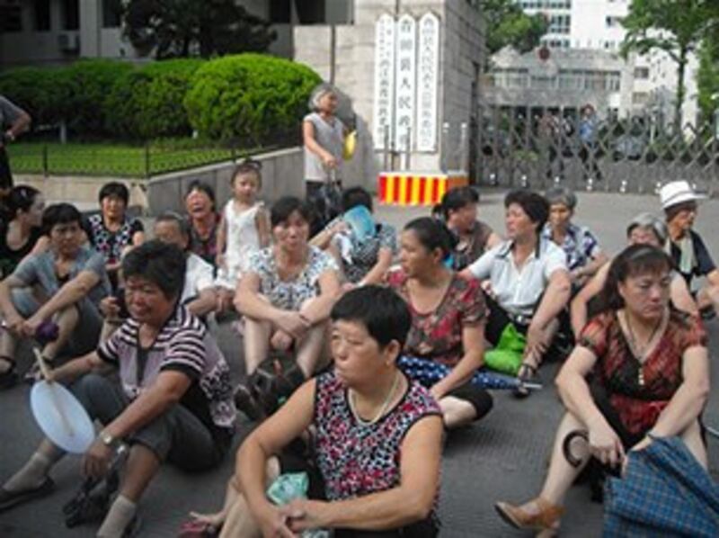 图片：星期一，石郭上村村民到青田县政府门前静坐请愿。（村民提供/记者乔龙）