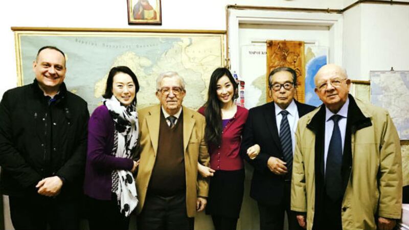 한국계 그리스 참전군인인 알렉산도르 장 할아버지와 참전군협회 회장 등 그리스 참전군 할아버지와 함께.