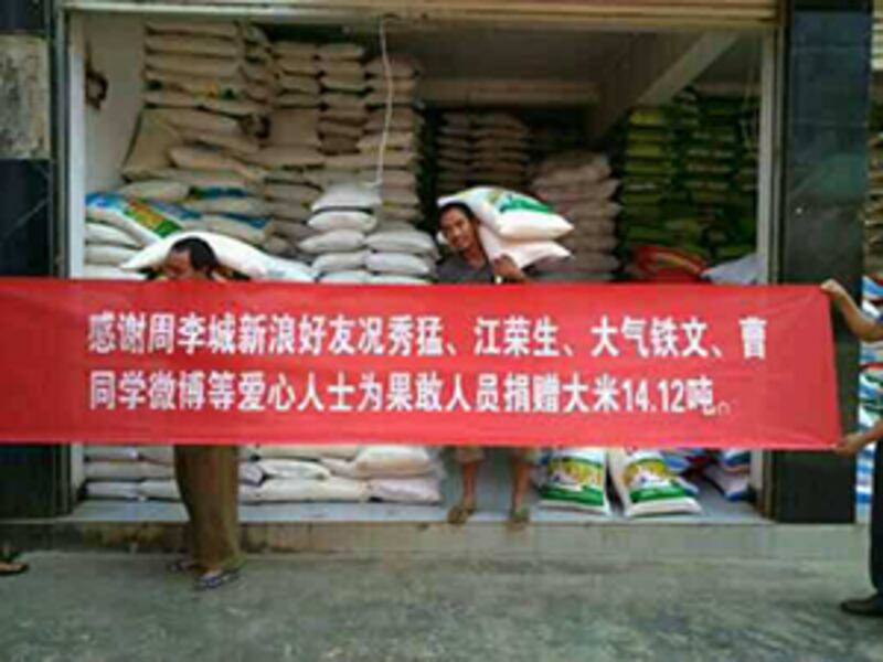 大陸有民眾為果敢難民，捐贈大米幫助。(現場人士攝)