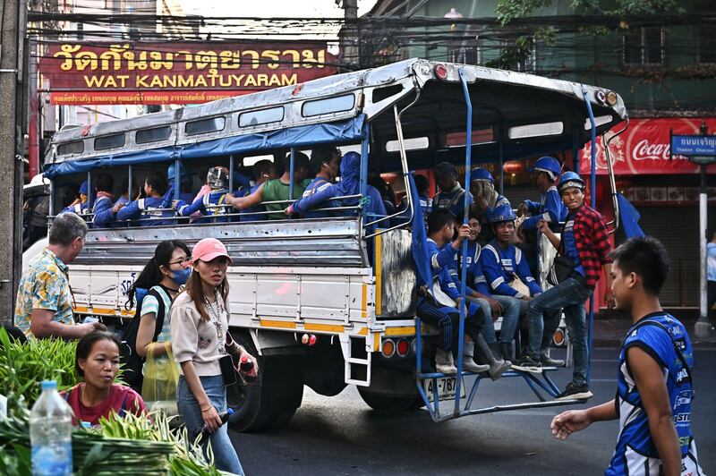 ထိုင်းနိုင်ငံ၊ ဘန်ကောက်မြို့ရှိ ဆောက်လုပ်ရေးလုပ်ငန်းခွင်တစ်ခုတွင် အလုပ်လုပ်ကိုင်ရန် ထွက်ခွာသွားကြသည့် အလုပ်သမားများအား ၂ဝ၂၄ ခုနှစ် ဇန်နဝါရီလ ၃ ရက်နေ့က တွေ့ရစဉ်။ (Photo: AFP)