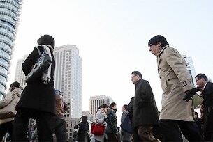출근길에 오른 시민들이 광화문 네거리 횡단보도를 건너고 있다.