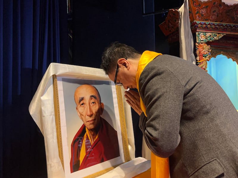 རྒྱ་གར་དབུས་གཞུང་གི་གྲོས་ཚོགས་ཀྱི་ལས་དོན་བློན་ཆེན་ཀི་རེན་རི་ཇི་ཇུ་མཆོག་གིས་༧སྐྱབས་རྗེ་བ་ཀུ་ལ་རིན་པོ་ཆེའི་སྐུ་པར་མདུན་གུས་འདུད་ཞུ་བཞིན་པ། ༢༠༢༦།༥།༥