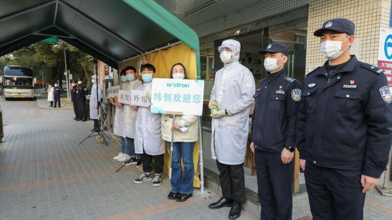 在火车站接站复工人员的人们。（微博图片）