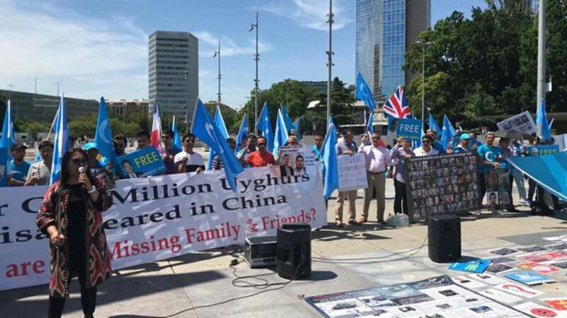 联合国人权理事会2019年6月举行会议期间，流亡海外的维吾尔人在瑞士日内瓦的联合国总部前抗议示威。（RFA听众提供）