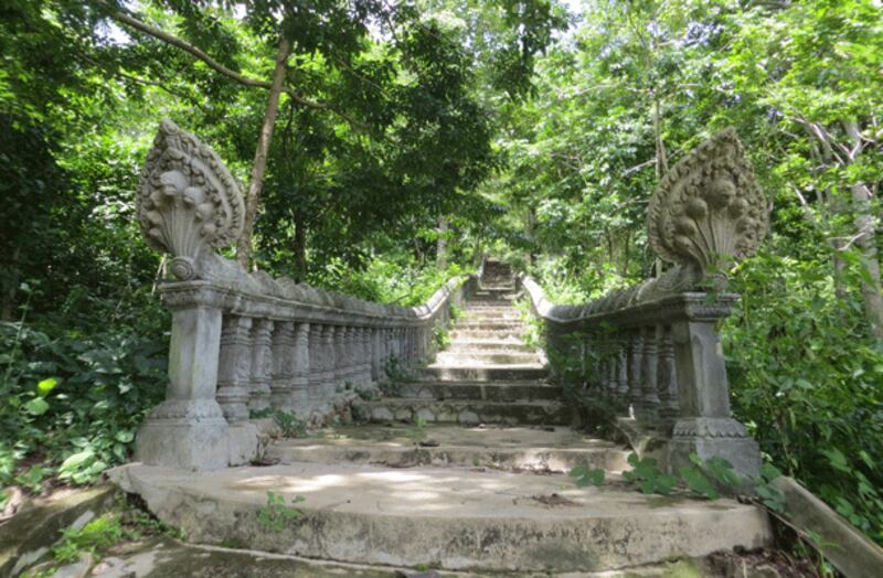 ជណ្ដើរឡើងភ្នំក្បែរអាស្រមជុកនាងកង្រី ដើម្បីមើលទេសភាពភ្នំនាងកង្រី (រូបថត ថ្ងៃទី១៥ ខែវិច្ឆិកា ឆ្នាំ២០១៣)។