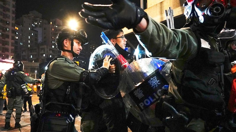 港警早在去年10月已设立“反暴力报料热线”,以微信、LINE和电话短讯等收集举报。港警表示,热线共接获120万个举报讯息,部份成功协助警方采取拘捕行动。(美联社资料图片)