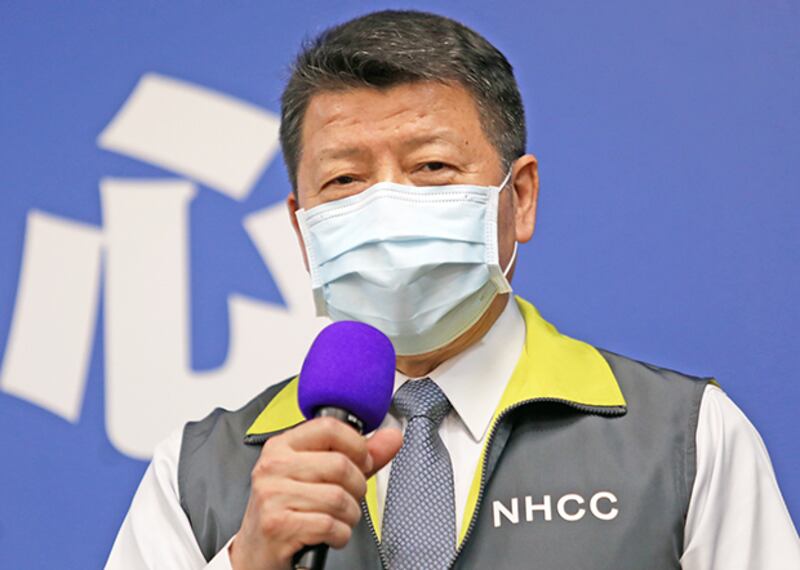 2020年4月18日，國防部副部長張哲平：蔡英文到軍港迎接敦睦艦隊時並未登船，沒有受感染的危險。（中央流行疫情指揮中心提供）