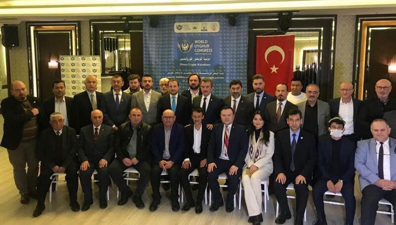 د ئۇ ق ئۇيۇشتۇرغان 2022-يىللىق ئۇيغۇر ياشلىرىنى تەربىيىلەش كۇرسىنىڭ يېپىلىش مۇراسىمىدىن د ئۇ ق رەھبەرلىرى ۋە مۇراسىمغا قاتناشقان تۈرك رەھبەرلەر خاتىرە سۈرەتتە. 2022-يىلى 27-مارت، بۇرسا، تۈركىيە.