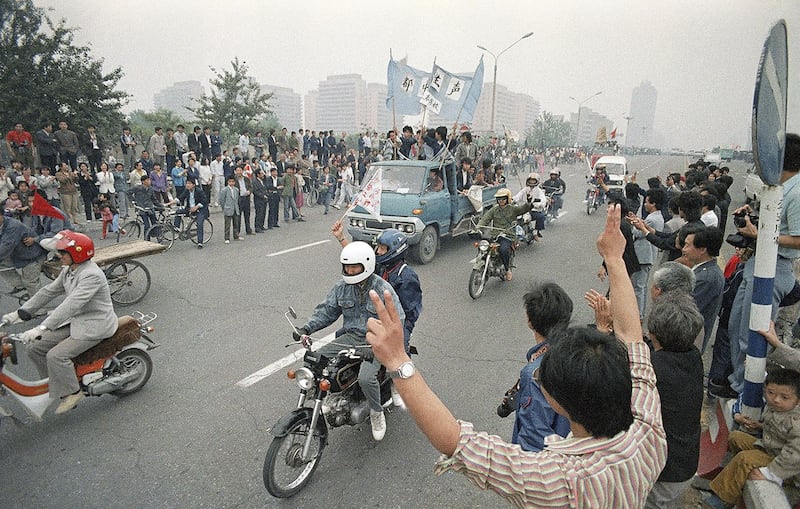 1989年5月18日,北京群众继续上街支持绝食学生。(法新社)