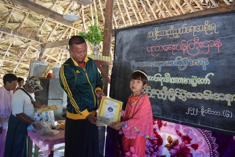 စစ်ကိုင်းတိုင်း ယင်းမာပင်မြို့နယ်ရှိ အမျိုးသားညီညွတ်ရေး အစိုးရ (NUG)၊ ပညာရေးဝန်ကြီးဌာန လက်အောက်မှ ဆောင်းရာသီ အားကစားပွဲတော် ဆုချီးမြှင့်သည့် အခမ်းအနားအား ၂၀၂၂ ခုနှစ် နိုဝင်ဘာလ ၆ ရက်နေ့က တွေ့ရစဉ်။ (Photo: Citizen Journalist)