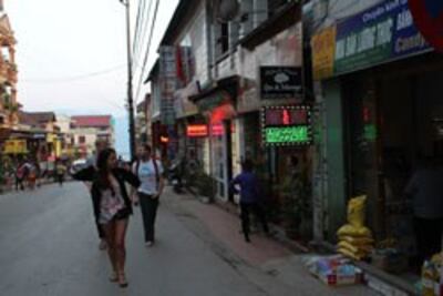 Du khách đi ngang qua một tiệm Massage ở phố Cầu Mây - Sapa, ảnh minh họa chụp trước đây. RFA PHOTO.
