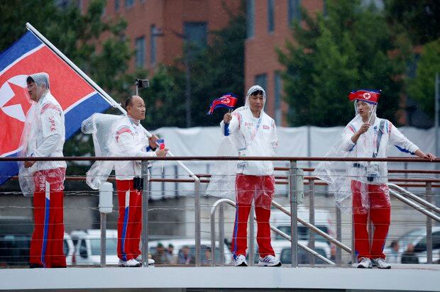 2024 파리 올림픽 개회식이 열린 26일(현지시간) 프랑스 파리 센강에서 북한 선수단을 태운 보트가 트로카데로 광장을 향해 수상 행진을 하고 있다.