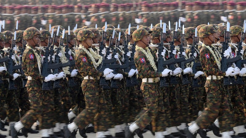 ၂၀၂၃ ခုနှစ်၊ မတ်လ ၂၇ ရက်နေ့က နေပြည်တော်တွင် ကျင်းပသည့် တပ်မတော်နေ့အခမ်းအနားတွင် စစ်ရေးပြနေသည့် စစ်ကောင်စီတပ်သားများအား တွေ့ရစဥ်။ (Photo: STR / AFP)