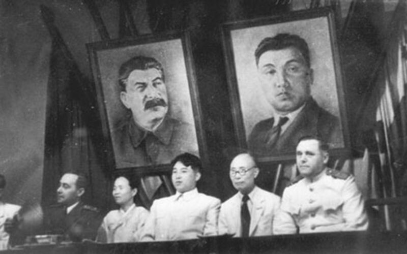 1946年8月，北朝鲜劳动党第一次代表大会上的金日成（中）。（来自维基百科）