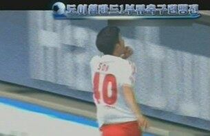 사진은 지난달 28일 북한 중앙 TV 가 8시 보도를 마친 뒤 '국제체육소식'이라는 제목의 신설 코너에서 최근 한 경기 두 골을 넣으며 독일 프로축구 1부리그 '분데스리가'에서 활약하는 손흥민의 모습을 방영한 화면. 
