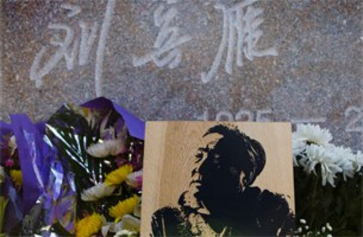 雁归天山(上)——刘宾雁归葬记实(朱毅 文/贺延光 摄图) – 普通话主页