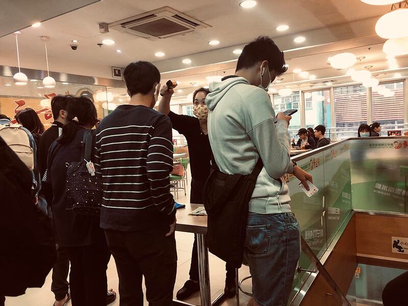少了市民在餐廳堂食，卻聚集了等候外賣的人。（文海欣 攝）