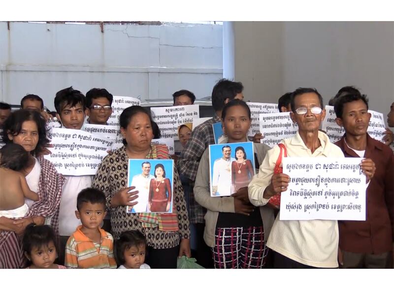តំណាង​ពលរដ្ឋ​មាន​ជម្លោះ​ដីធ្លី​មក​ពី​ឃុំ​សំរុង ស្រុក​ព្រៃនប់ ខេត្ត​ព្រះសីហនុ ដាក់​ញត្តិ​នៅ​ក្រសួង​ដែនដី នគរូបនីយកម្ម និង​សំណង់ រាជធានី​ភ្នំពេញ នៅ​ថ្ងៃ​ទី​១៣ ខែ​មិថុនា ឆ្នាំ​២០១៦។ RFA/Ou Banung