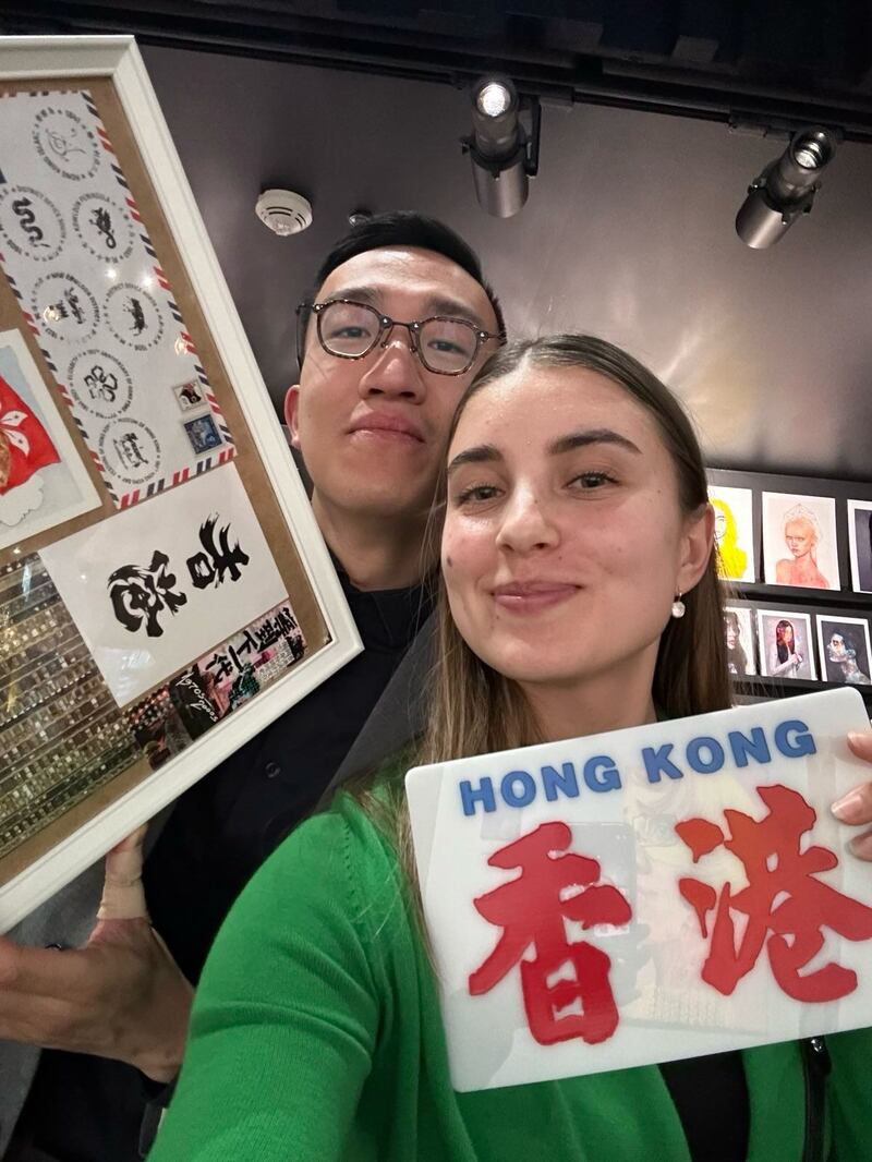 伍鎮星（左）與愛沙尼亞最年輕議員Hanah Lahe於協會開幕禮上合照。