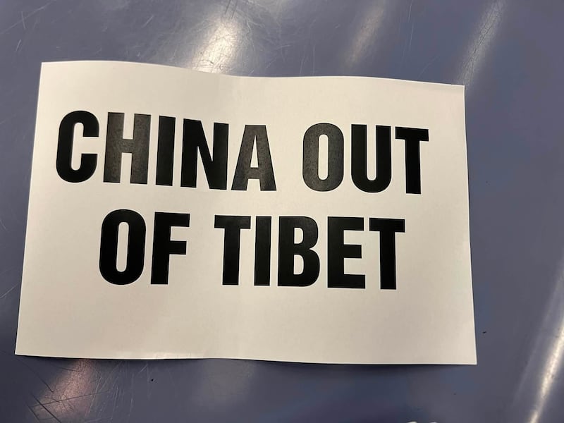 ཨ་རིའི་གྲོང་ཁྱེར་ནིའུ་ཡོག་ཏུ་ཡོད་པའི་འཛམ་གླིང་མཉམ་འབྲེལ་རྒྱལ་ཚོགས་ཀྱི་ལས་ཁུངས་མདུན་དུ་བློ་དགའ་ལགས་ཀྱིས་རང་སྲེག་ངོ་རྒོལ་གནང་སྟེ་སྐུ་གཤེགས་འདུག