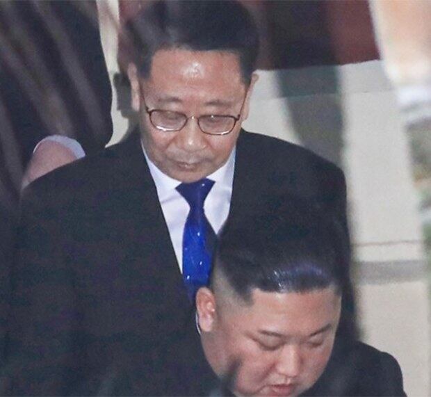 사진은 2019년 2월 26일, 북미 2차 정상회담을 위해 베트남 하노이를 방문한 김정은 국무위원장이 주베트남 북한대사관 방문 당시 김 위원장을 수행하는 김명길 전 대사의 모습.