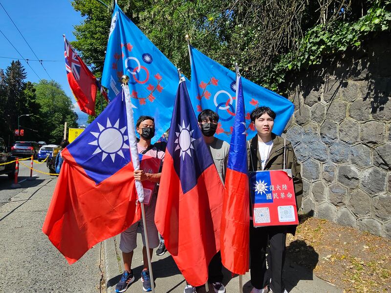 五名拿着中华民国国旗的年轻人分别来自中国和台湾，他们说虽然分属海峡两岸，但追求民主自由的信念一致。 (记者柳飞拍摄)