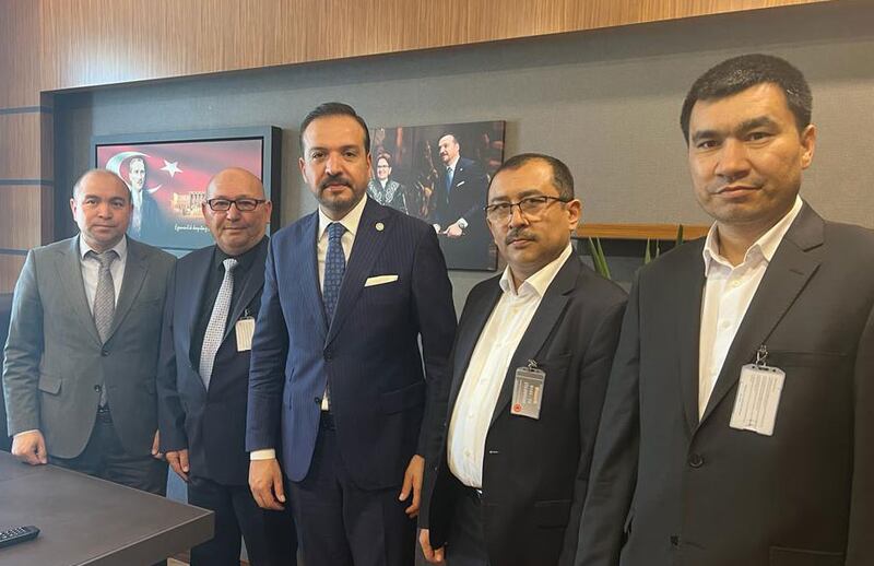 ئۇيغۇر ۋەكىللىرى پارلامېنت ئەزاسى كۈرشات زورلۇ ئەپەندى بىلەن ئۇچراشتى. 2023-يىلى ئىيۇن، تۈركىيە.
