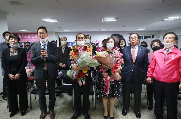 16일 서울 강남갑에 출마한 미래통합당 태구민(태영호) 후보가 강남구 선거사무실에서 당선이 확실시 되자 애국가를 부르고 있다.