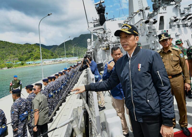 Hình minh hoạ. Hình chụp hôm 8/1/2020: Tổng thống Indonesia Joko Widodo (Phải) thăm căn cứ quân sự ở đảo Natuna ở Biển Đông