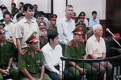 Nhà báo cũng đi tù vì viết bài chống tham nhũng hối lộ. AFP