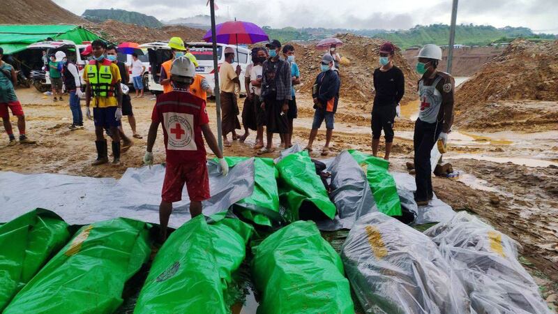 ကချင်ပြည်နယ်၊ ဖားကန့်မြို့နယ် မနရွာရှိ ကျောက်စိမ်းတူးဖော်ရေးလုပ်ကွက် မြေပြိုကျပြီး ပျောက်ဆုံးနေသူများထဲမှ ပြန်တွေ့ခဲ့သည့် ရုပ်အလောင်းအချို့ကို ၂၀၂၃ ခုနှစ်၊ သြဂုတ်လ ၁၅ ရက်နေ့က တွေ့ရစဉ်။ (Photo: Citizen Journalist)