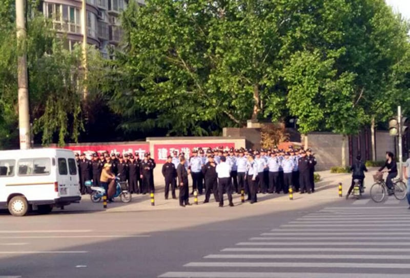 2015年5月5日，近200警察於“陽光100國際新城”外鎮壓﹐至少3名業主受傷。(相片由目擊者提供)
