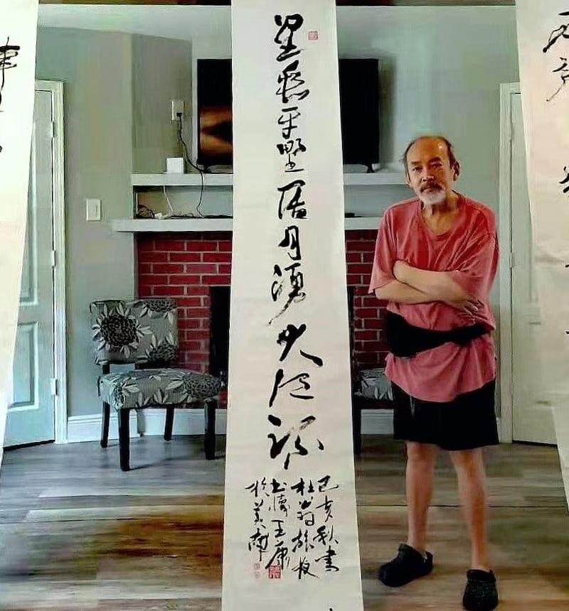华盛顿手记·老康秉烛嘉宾王康与他的书法作品:中:星垂平野阔,月涌大江流。己亥秋书杜翁“旅夜书怀”,王康于美南 摄于2019年9月7日,王康提供