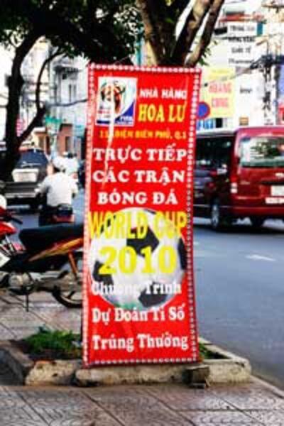 Bảng quảng cáo trực tiếp truyền hình bóng đá tại một nhà hàng ở Sài Gòn. RFA PHOTO.
