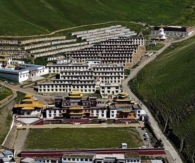 བོད་ནས་འབྱོར་བའི་གནས་ཚུལ་ནང་རྫ་སེར་ཤུལ་ཐེག་ཆེན་དར་རྒྱས་གླིང་དགོན་པར་རྒྱ་ནག་གཞུང་གིས་བཅོས་སྒྲིག་ལས་འགུལ་སྤེལ་ཡོད་བཞིན་ཡོད་འདུག