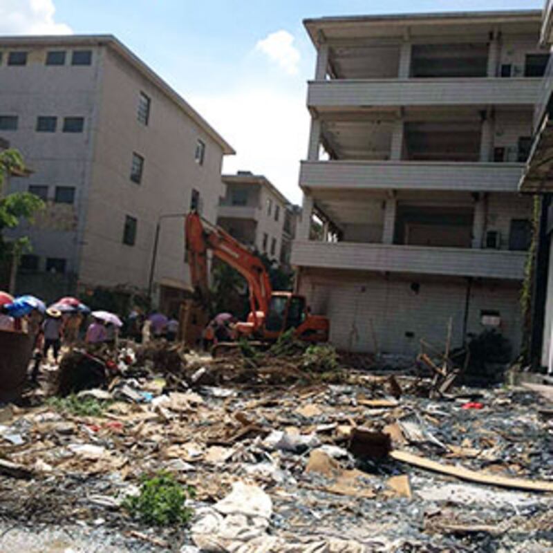 村民因發現有開發商在村內拆卸工廠施工，才發現政府私自出售村民的土地，引發村民於2015年6月3日，到鎮政府抗議。(相片由目擊者提供)