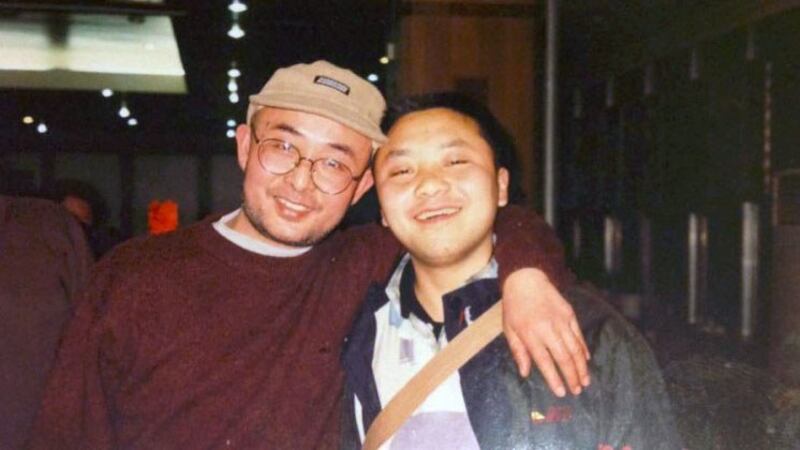 六四政治犯杨伟（右）与流亡作家廖亦武的合影。（廖亦武提供/风传媒网） 