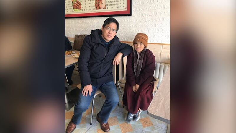 律师蔺其磊与阿亚桑扎的儿子合影（推特图片/蔺其磊律师）