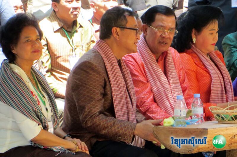 លោក សម រង្ស៊ី និងលោក ហ៊ុន សែន បង្ហាញការសន្ទនាគ្នាដ៏ល្អូកល្អិននៅពេលដែលអង្គុយមើលល្ខោន និងរបាំនៅក្នុងភូមិខ្មែរ នាទីលានជល់ដំរី កាលពីថ្ងៃទី១៤ ខែមេសា ឆ្នាំ២០១៥។