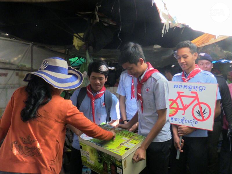 ក្រុម​យុវជន​ធ្វើ​យុទ្ធនាការ​រៃអង្គាស​ប្រាក់​ដើម្បី​ជួយ​មន្ទីរពេទ្យ​គន្ធបុប្ផា នៅ​ខេត្ត​រតនគិរី នៅ​ថ្ងៃ​ទី​២៧ ខែ​មករា ឆ្នាំ​២០១៧។ RFA/Ratha Visal